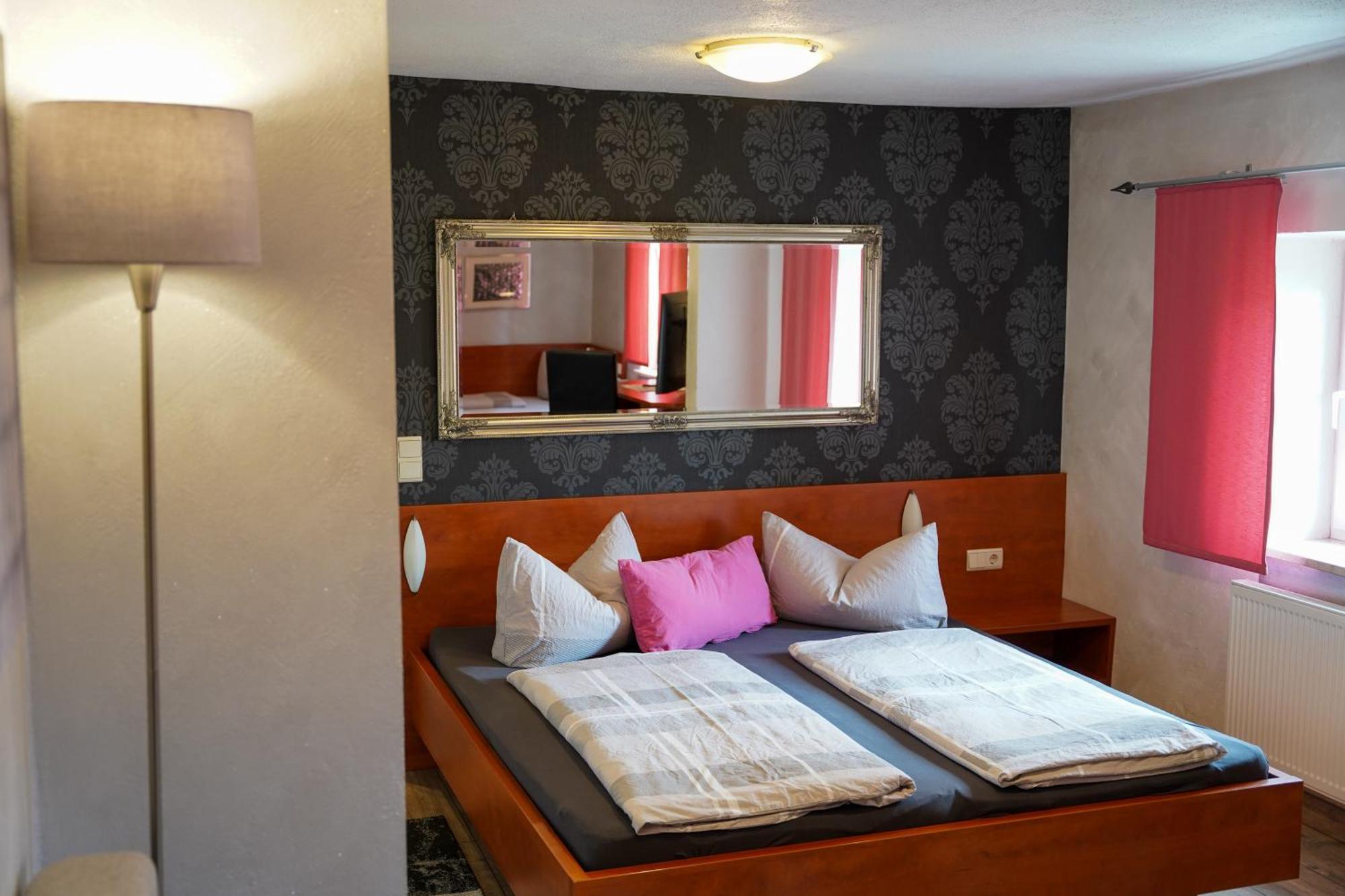 Hotel Garni Und Apartments Zur Krone ヒルポルトシュタイン エクステリア 写真
