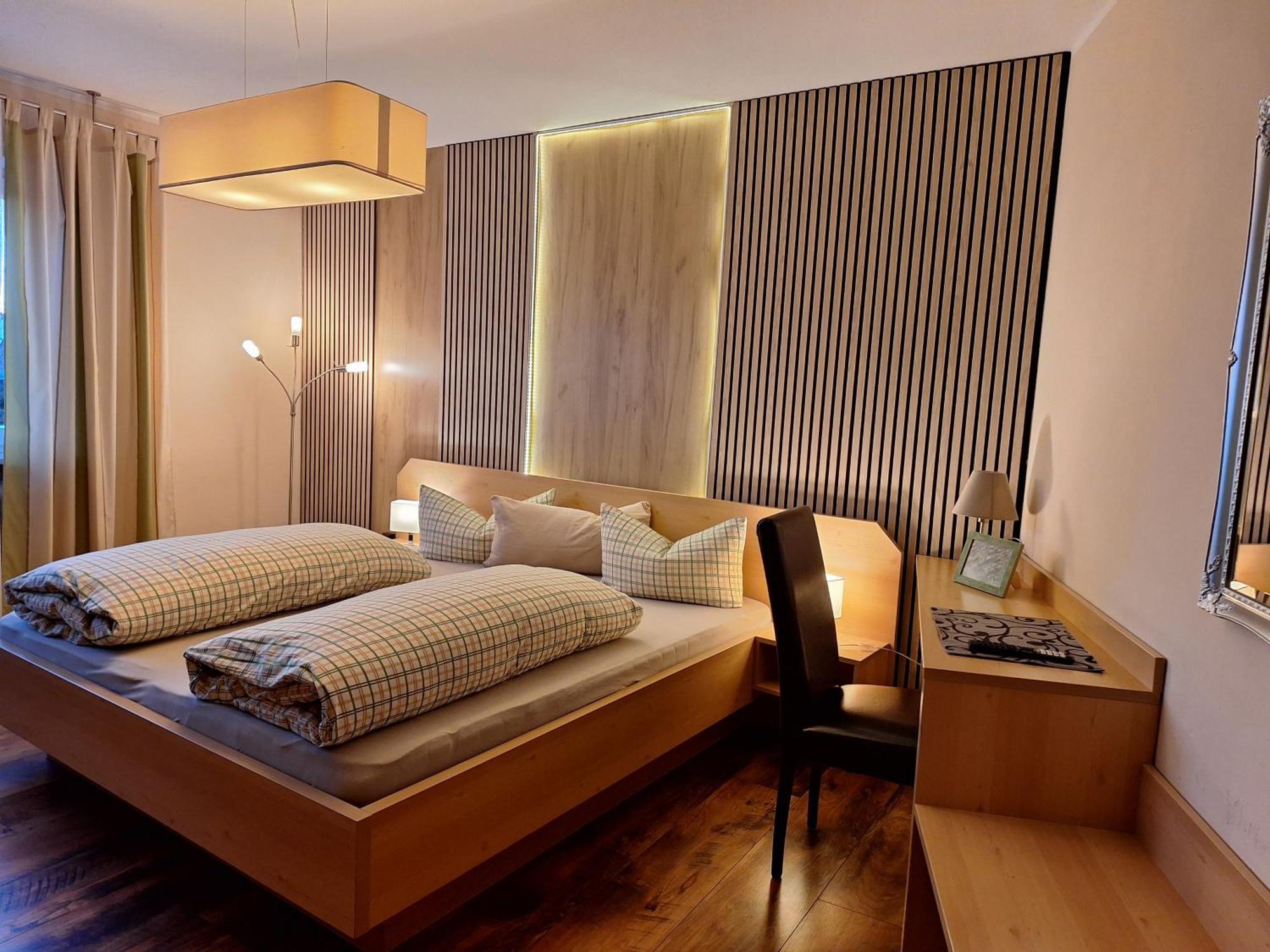 Hotel Garni Und Apartments Zur Krone ヒルポルトシュタイン エクステリア 写真