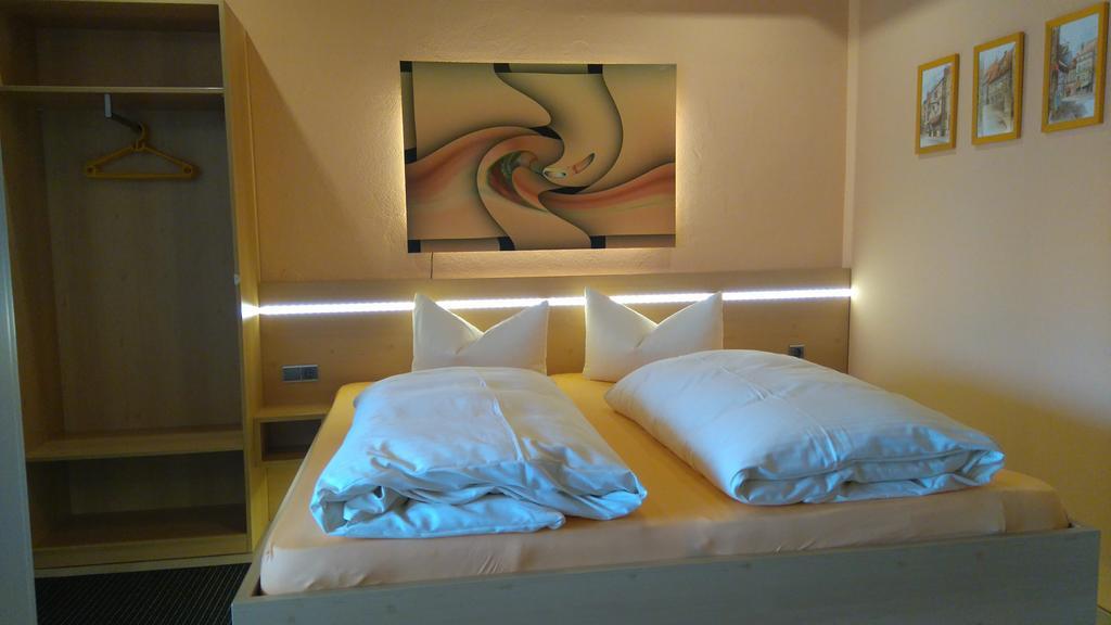 Hotel Garni Und Apartments Zur Krone ヒルポルトシュタイン エクステリア 写真