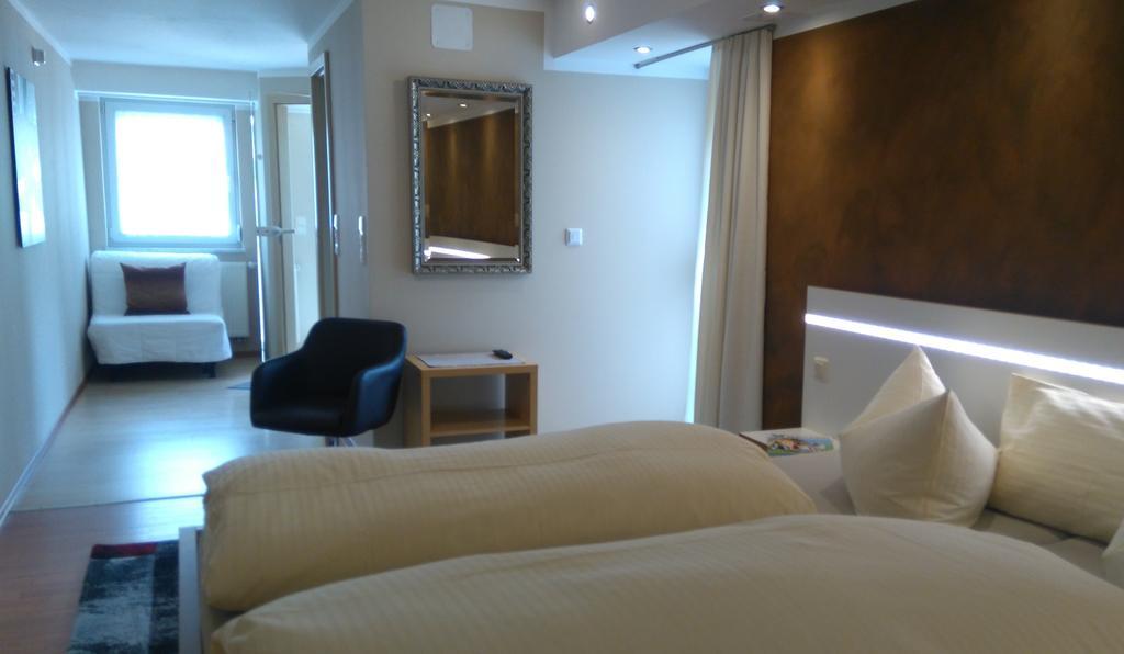 Hotel Garni Und Apartments Zur Krone ヒルポルトシュタイン エクステリア 写真