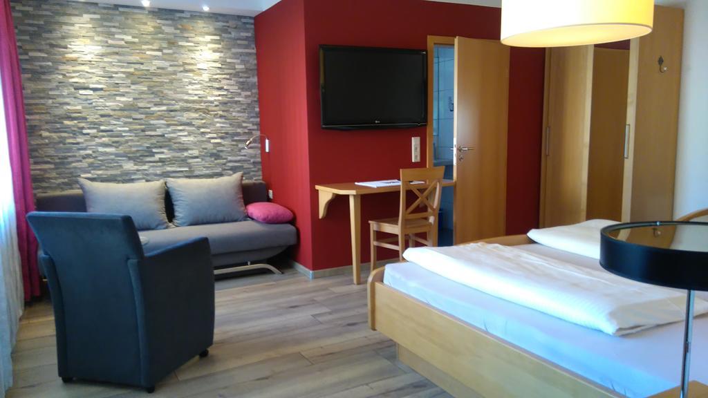 Hotel Garni Und Apartments Zur Krone ヒルポルトシュタイン エクステリア 写真