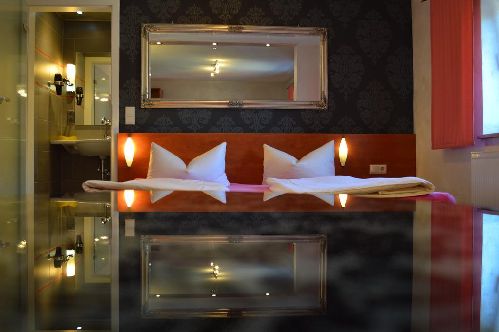 Hotel Garni Und Apartments Zur Krone ヒルポルトシュタイン エクステリア 写真