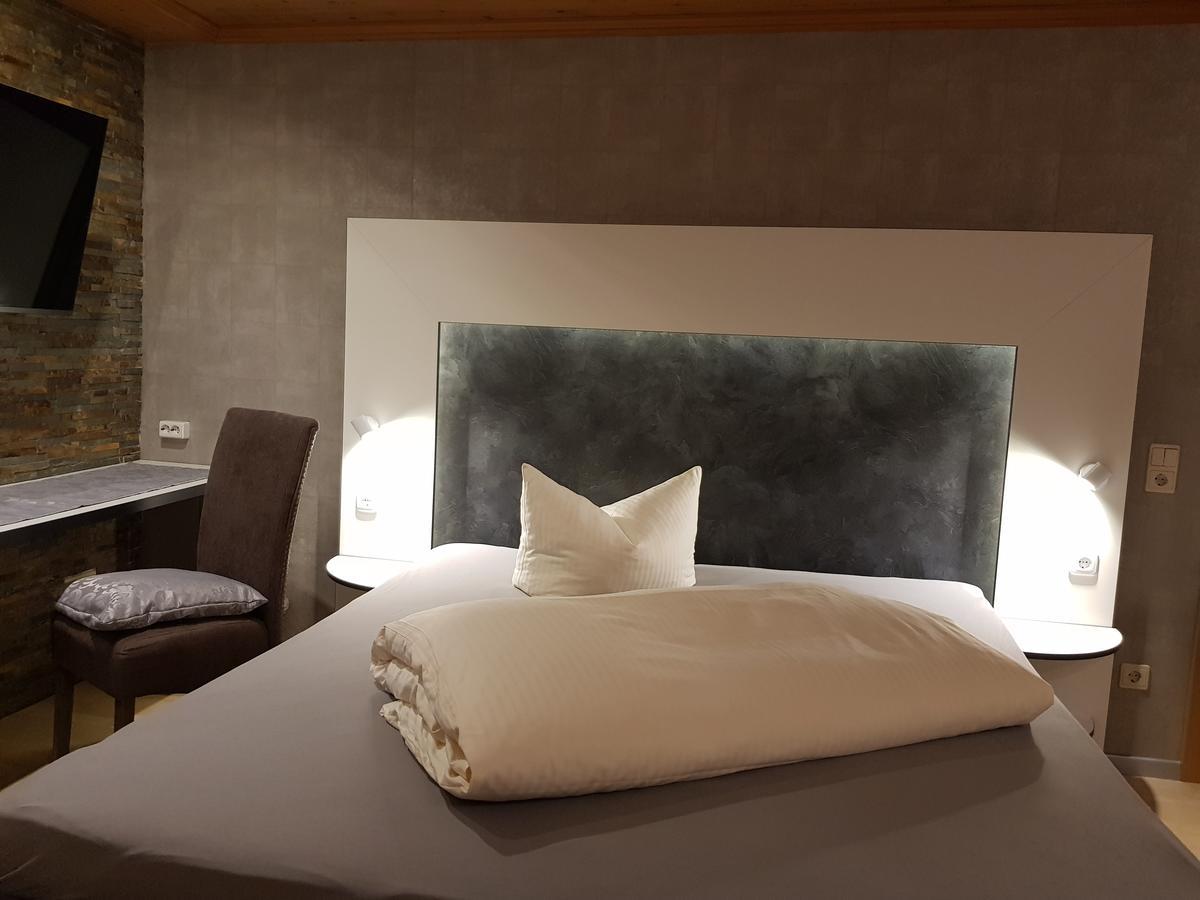 Hotel Garni Und Apartments Zur Krone ヒルポルトシュタイン エクステリア 写真