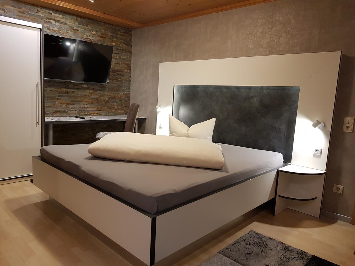Hotel Garni Und Apartments Zur Krone ヒルポルトシュタイン エクステリア 写真