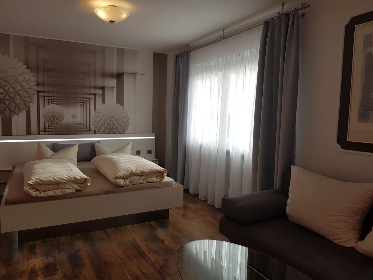 Hotel Garni Und Apartments Zur Krone ヒルポルトシュタイン エクステリア 写真